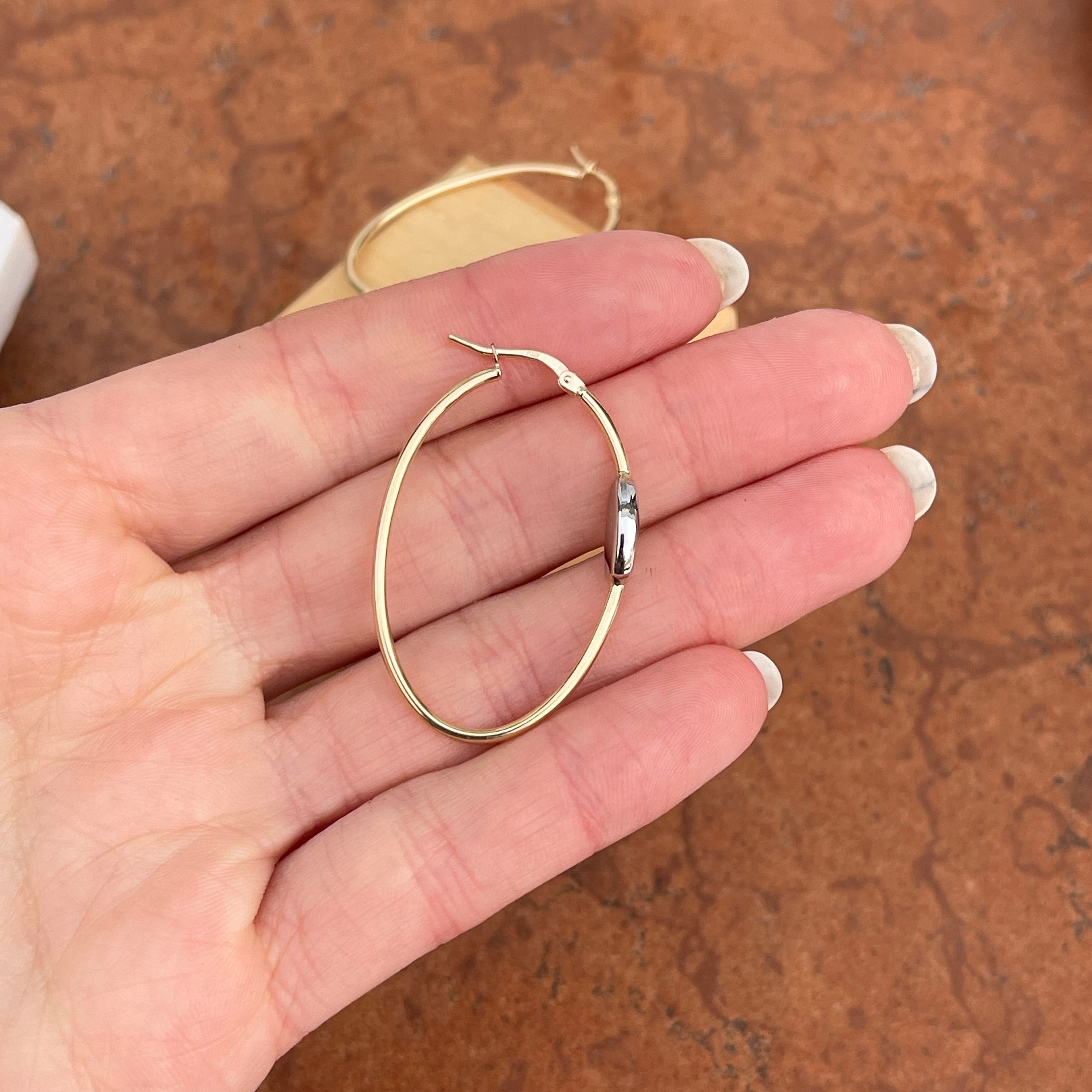Orecchini a cerchi incrociati in oro bianco, giallo e rosa 18k | GV