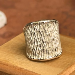Anillo ancho de oro amarillo de 14 kt con diseño artístico brillante y estriado en 3D, único y nuevo.