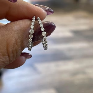 Créoles Huggie en or blanc 14 carats et diamants gradués de laboratoire