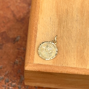 14KT Gelbgold Detaillierte Evil Eye Runde Medaille Anhänger Glücksbringer 10 mm