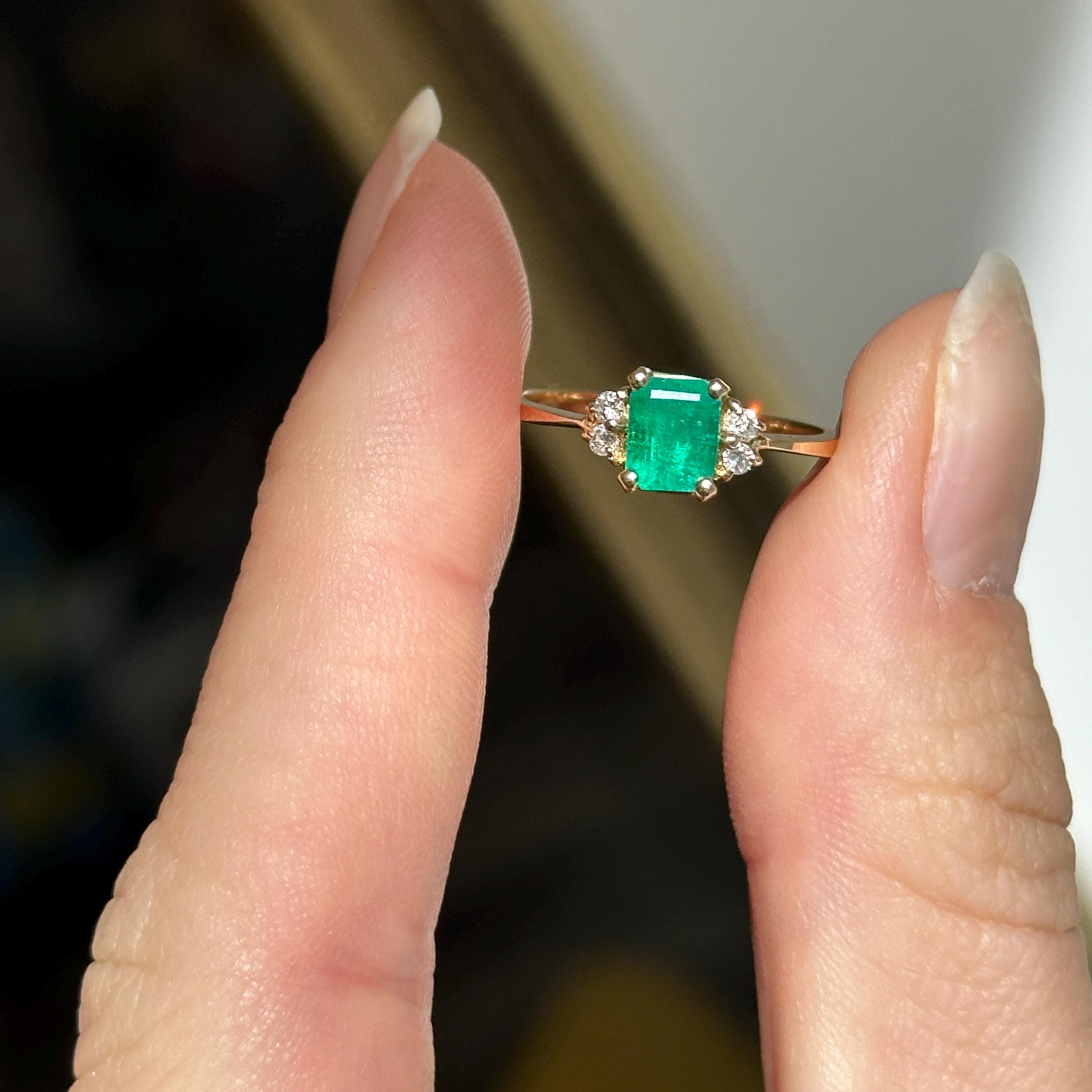 Vintage 14KT Yellow Gold Emerald Cut Colombian Emerald + Diamond Multi Stone Ring Accent Ring Size 5.5
