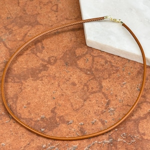 Collar con cordón de cuero marrón cosido de 2,5 mm en oro amarillo de 14 quilates