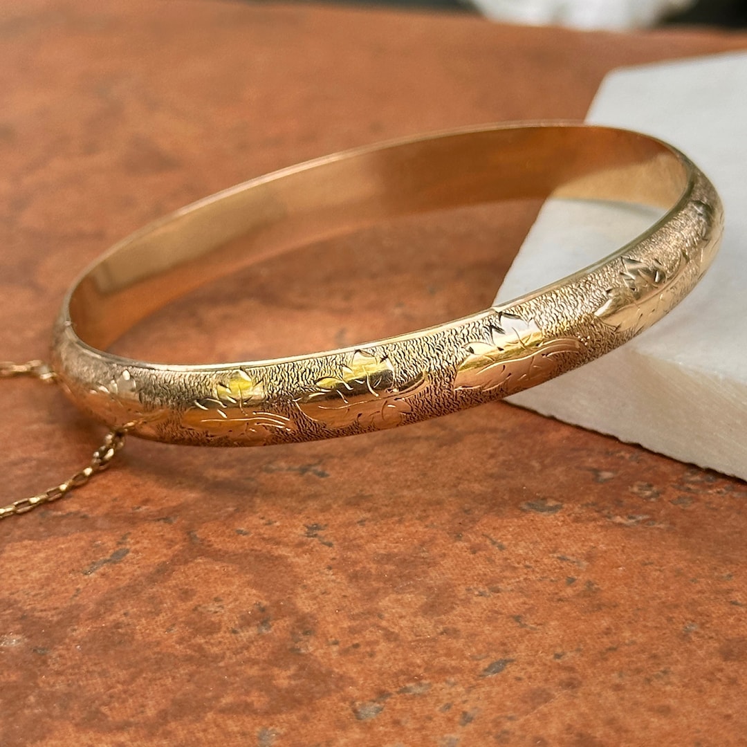 Estate Vintage 14KT Yellow Gold Etched Leaf Design Bangle  display picture 1