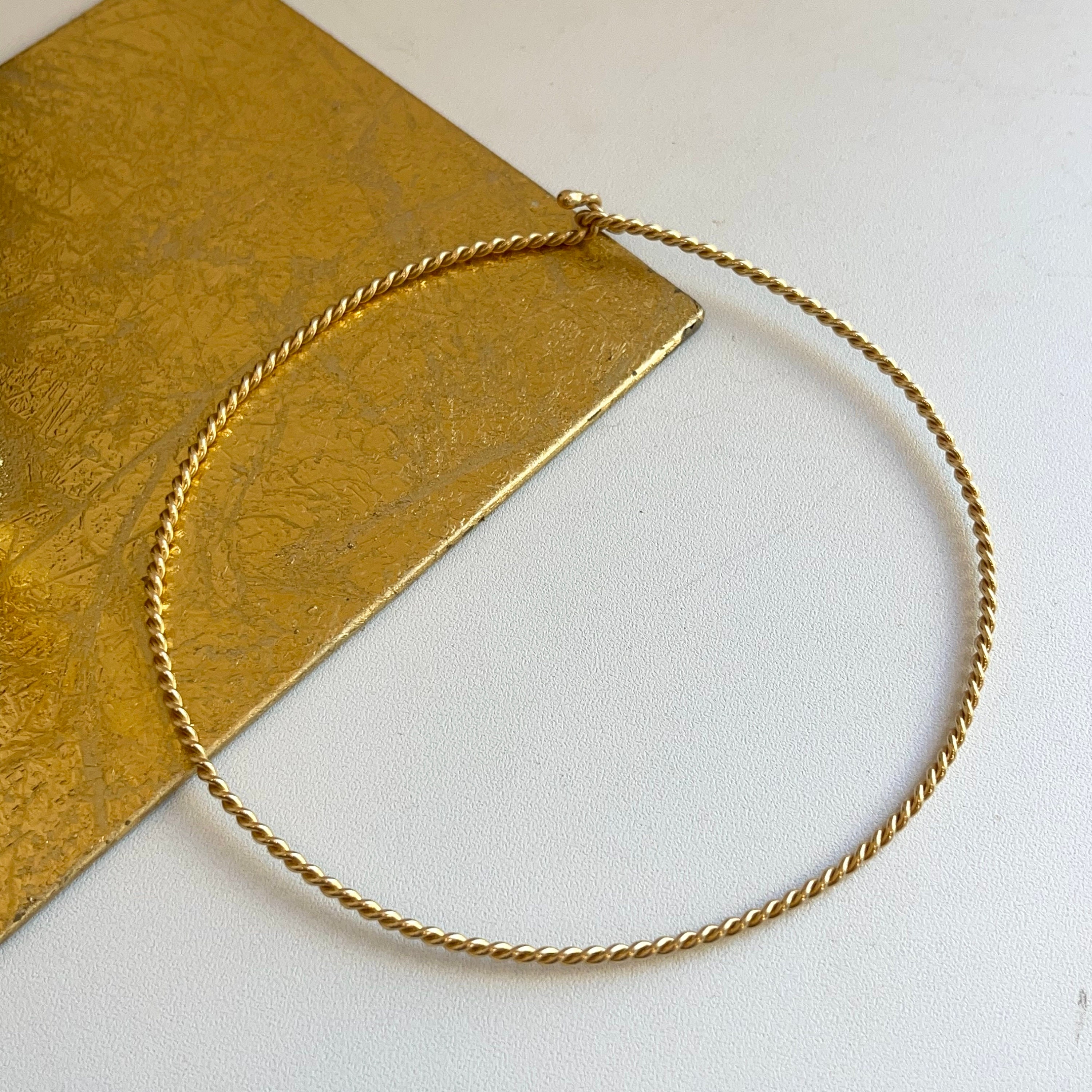 Estate 14KT Yellow Gold Solid 1.5MM Hard Stiff Round Twisted Estate 14KT Yellow Gold Solid 1.5MM Hard Stiff Round Twisted