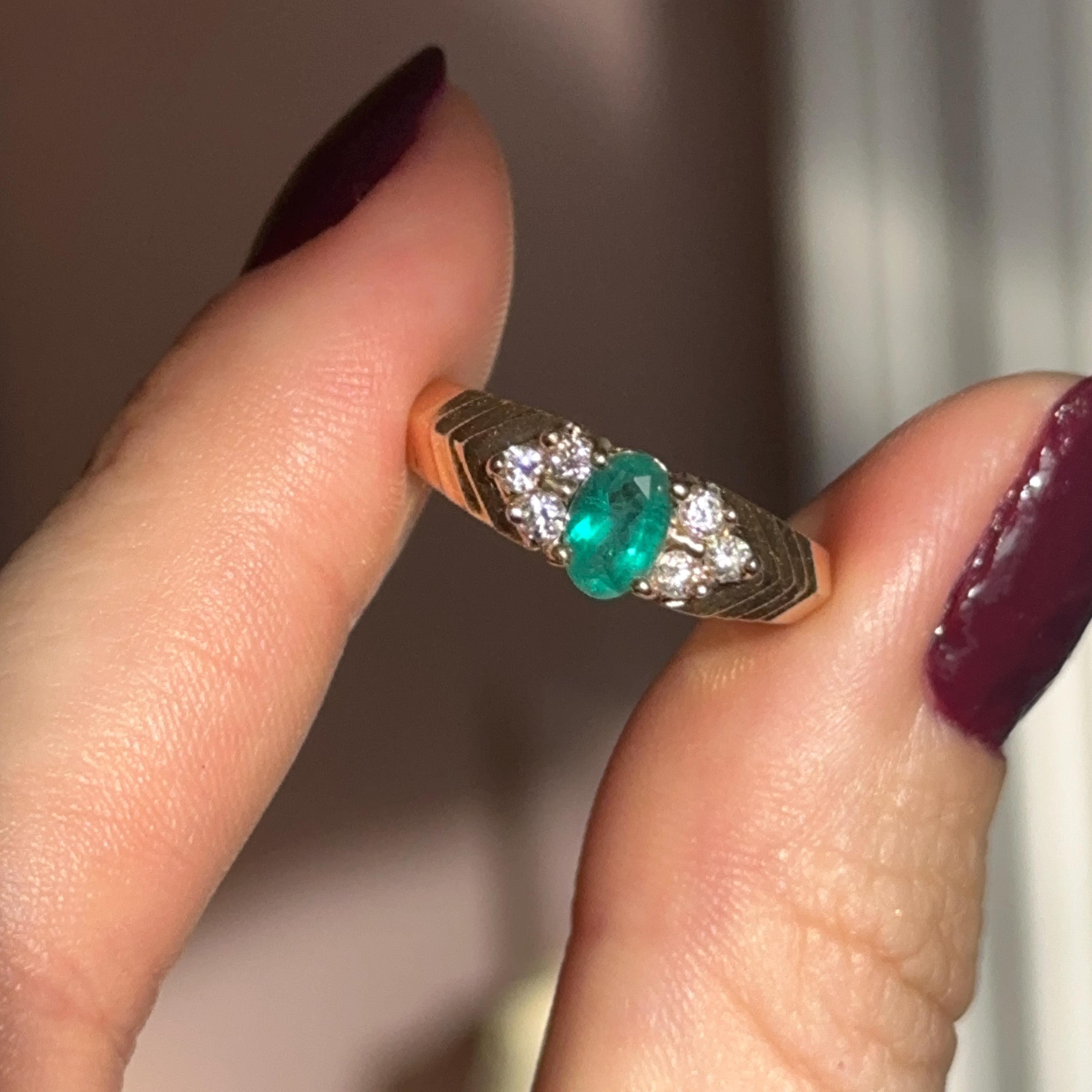 Estate Vintage 14 kt geelgouden ovaalgeslepen gefacetteerde smaragd + diamanten chevronvormige ring 6,75