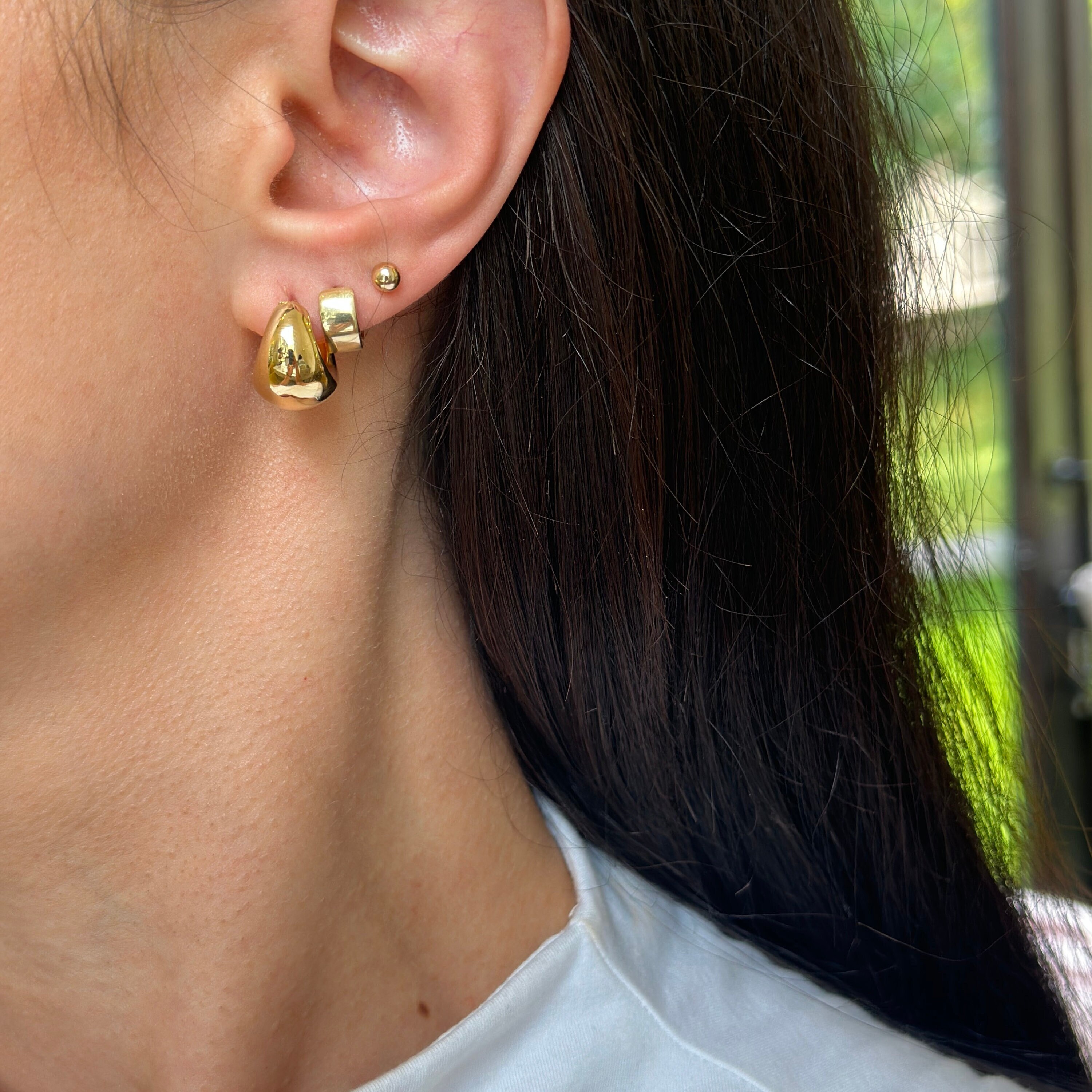 Orecchini Huggie Farfalla Oro Giallo 14k Con Zirconi – Piccoli 12 Mm TILO JEWELRY - Foto 4