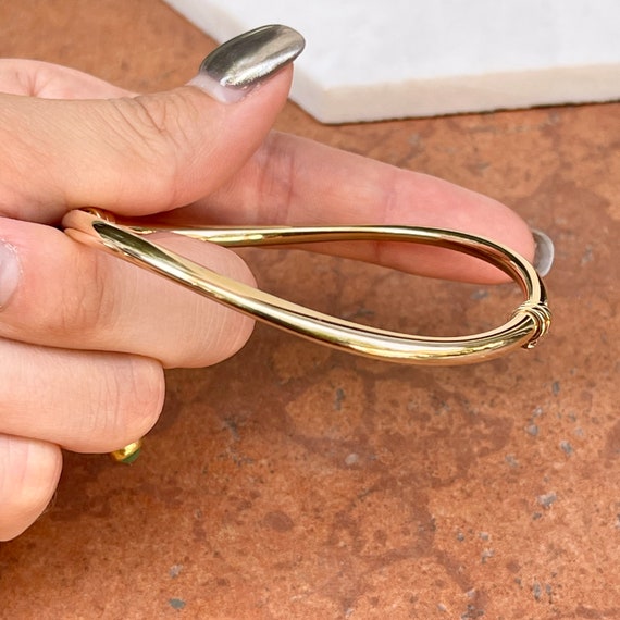 14KT Yellow Gold Round Wave Design Style Bangle Bracelet 14KT Yellow Gold Round Wave Design Style Bangle Bracelet