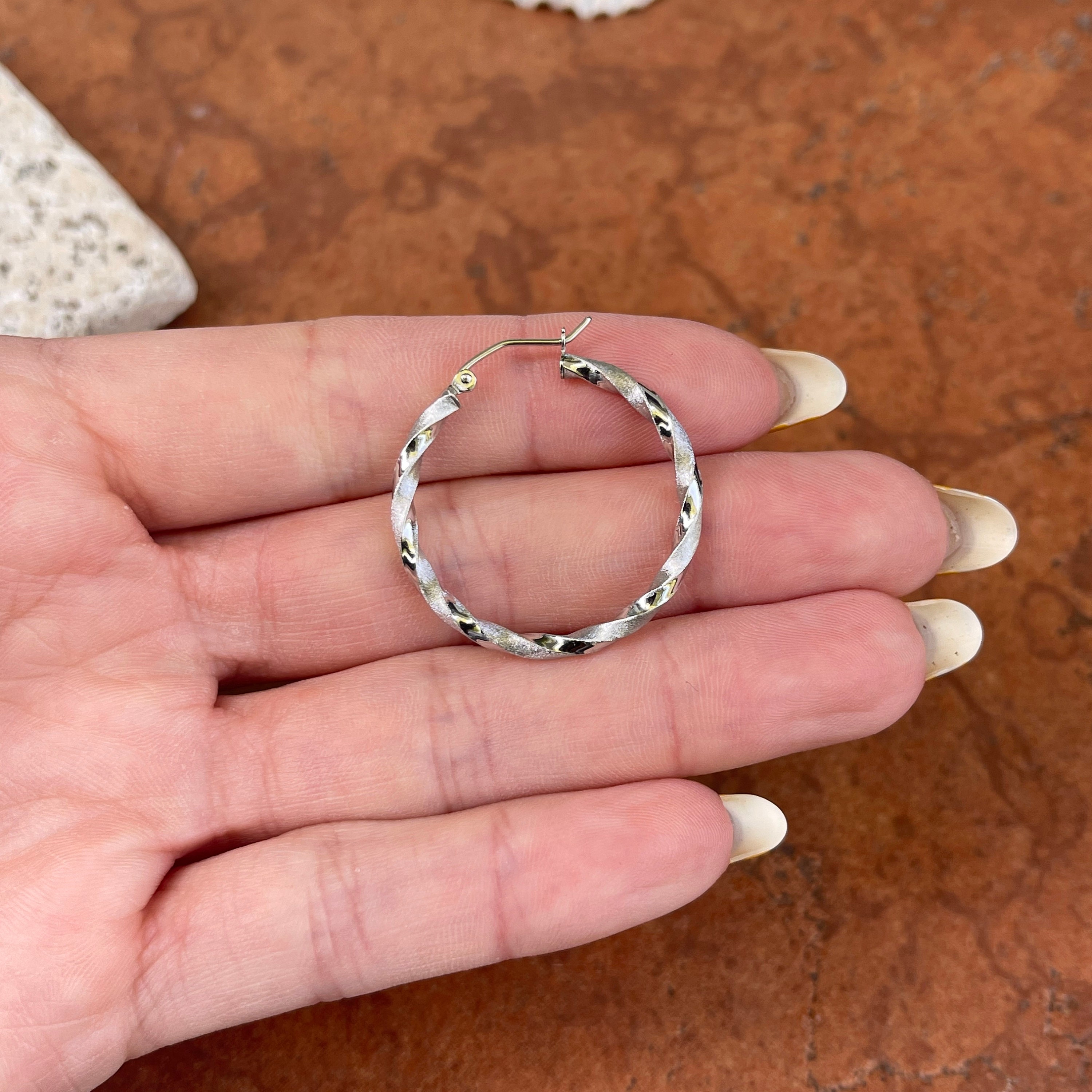 Orecchini A Cerchio Canna Tubolare ø 57 Mm Con Chiusura A Scattino Placcati Oro Bianco In Argento 925 - Foto 2