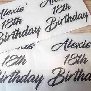 Może przedstawiać: Cztery białe arkusze papieru z czarnym tekstem, który brzmi "Alexis' 18th Birthday".