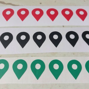 以下が含まれることがあります： 位置ピンステッカーが3列あります。 上段は赤、中段は黒、下段は緑です。 各列に10個のステッカーがあります。