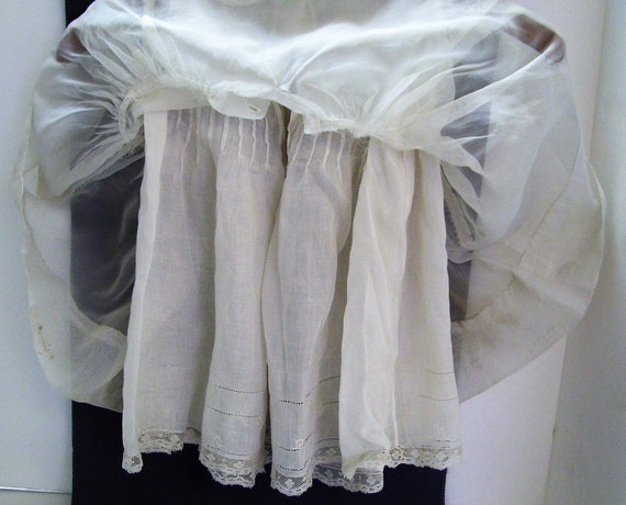 Vintage Little Girls White Dress  and Lacy Pettic… - image 6