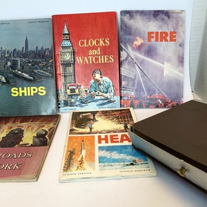 Peut inclure: Un ensemble de livres éducatifs vintage pour enfants sur les sciences. Les livres présentent des couvertures colorées avec des images de navires, d'horloges et de montres, de feu, de routes et d'une fusée lancée dans l'espace. Le texte sur les couvertures indique "Science Service" et "Science Program".