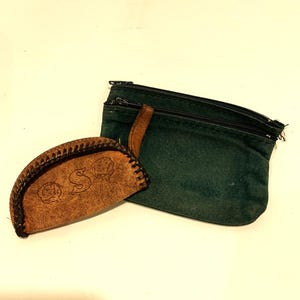 Porte-monnaie vintage en cuir repoussé, lettre S - années 1970 + porte-cartes en daim vert - rétro