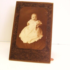 Meuble ancien pour cartes photo, petite fille dans une pochette en carton à chevalet, photographe de Pt Huron, Ontario