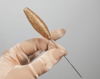 Alfiler de sombrero vintage de los años 40/50, con trenza dorada, detalles aprox. 5", década de 1940 y década de 1950