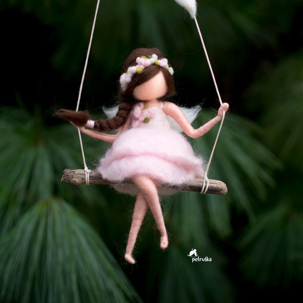 Nadel gefilzt Fee Puppe Figur auf einem Treibholz Schaukel, Mädchen Fee Dekor, Fee Kindergarten, erste Kommunion Geschenk Mädchen