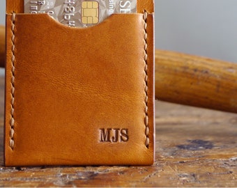 Tarjetero de piel color canela hecho a mano: billetera minimalista y fina