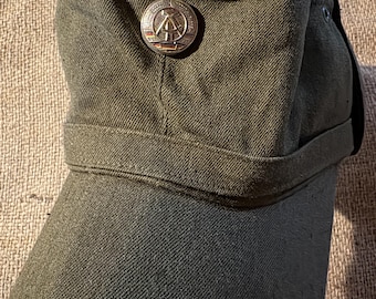 Quepe de inverno da NVA da Alemanha Oriental com cocar metálico - Chapéu estilo M43 da época da Guerra Fria - Sturm Mil-Tec - Artigos militares do Exército Alemão