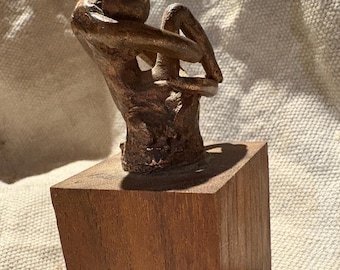 Escultura figurativa abstracta brutalista vintage - Estatua moderna de mediados de siglo en tono bronce sobre base de madera - Arte de escritorio MCM - Figura fundida a mano