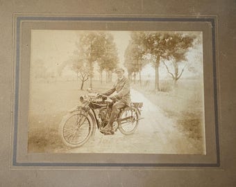 Antieke foto van Indiase motorfiets uit de jaren 1910 - Origineel gematteerd portret - Vroege Amerikaanse geschiedenis van motorrijders - sepia transport kortstondig
