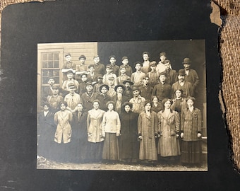 Antike 1905 Industrielle Gruppenfotografie - Gemischte Fabrikbelegschaft - Originaler schwarzer Rahmen - Edwardianische Berufsarbeitsgeschichte