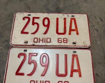 Matrículas vintage de Ohio de 1968 - Par a juego - Rojas y blancas - Originales 259 UA - Decoración de mediados de siglo o restauración de autos clásicos