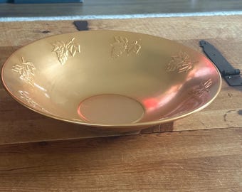 Bol de servir vintage de aluminio West Bend / Motivo de uvas y hojas en relieve tono dorado / Centro de mesa frutero de mediados de siglo