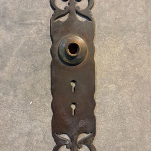 Placa de puerta antigua de hierro fundido de gran tamaño / Escudo de entrada victoriano de 28 cm / Pieza arquitectónica recuperada de la histórica Troy, Ohio / Cerradura doble