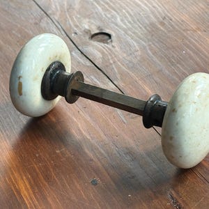 Juego de pomos de puerta de porcelana blanca antigua / Herrajes de granja victorianos recuperados con huso