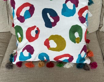 Bunt Gestickter Kissenbezug mit Quasten: Skurriler Akzent. Leinenstoff.