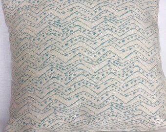 Chevron Design Kissenbezug in Blautönen, aus weiß und weiß. 18" Quadrat mit unsichtbarem Reißverschluss auf der Unterseite.