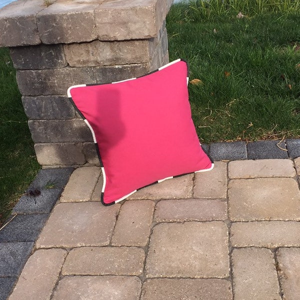 Housse de coussin Sunbrella rose vif avec ou sans passepoil.