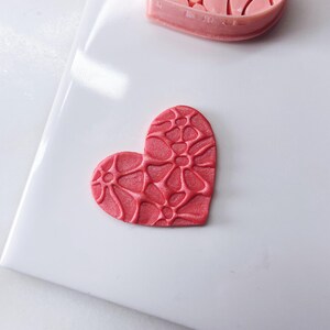GEBLUMTES HERZ - Polymer Clay Cutter - Ton Aufdruck - Geprägte Stempel - Valentine Ohrringe - 201
