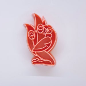 Puede incluir: Un cortador de galletas de plástico rosa con forma de pájaro con una flor en su pico.