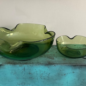 Vintage anchor hocking avocado green glass chip and dip bowl set.