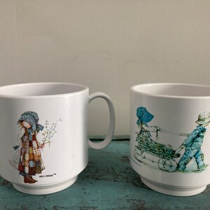 Vintage set of 2 plastic Holly Hobby children’s mugs by Oneida ware.
