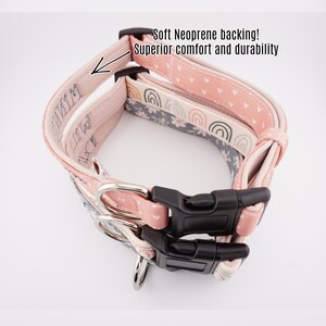 K&ouml;nnte beinhalten: Ein rosa und graues Hundehalsband mit einem Blumen- und Regenbogenmuster. Das Halsband hat eine schwarze Schnalle und eine weiche Neopren-R&uuml;ckseite f&uuml;r Komfort und Haltbarkeit. Das Halsband ist mit dem Namen "Mimi" personalisiert.