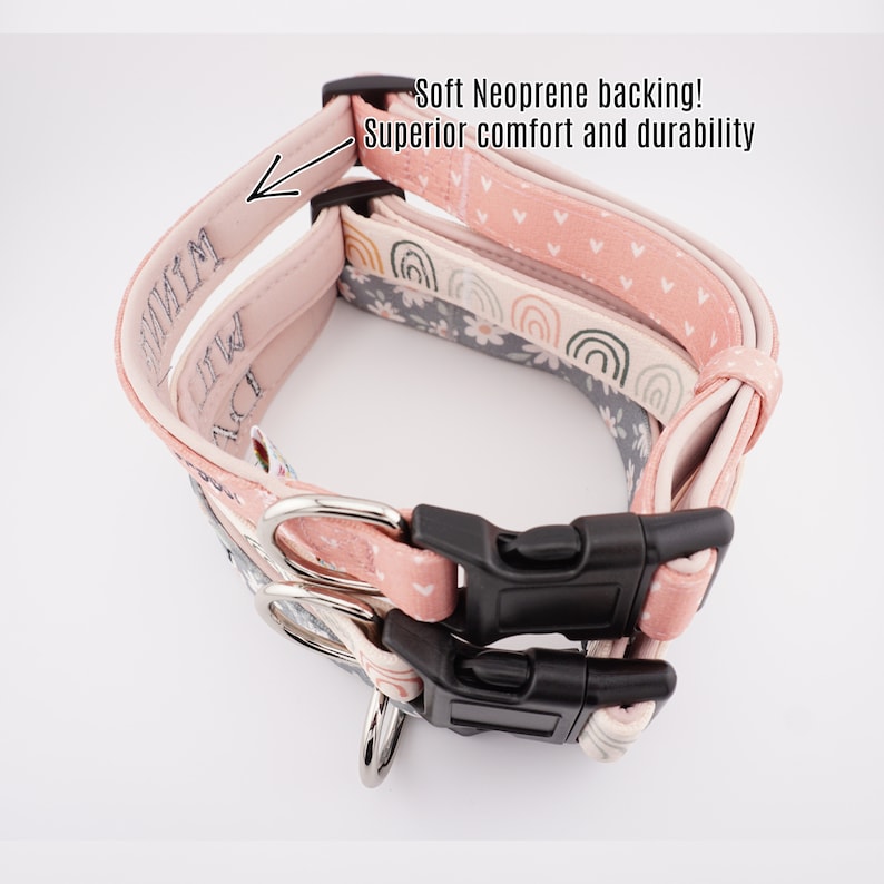 K&ouml;nnte beinhalten: Ein rosa und graues Hundehalsband mit einem Blumen- und Regenbogenmuster. Das Halsband hat eine schwarze Schnalle und eine weiche Neopren-R&uuml;ckseite f&uuml;r Komfort und Haltbarkeit. Das Halsband ist mit dem Namen "Mimi" personalisiert.