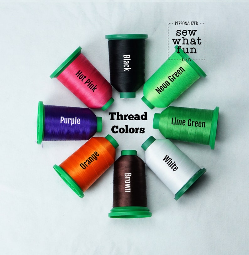 K&ouml;nnte beinhalten: Eine Auswahl an Garnrollen in verschiedenen Farben, darunter Pink, Schwarz, Neongr&uuml;n, Lila, Orange, Braun, Limettengr&uuml;n und Wei&szlig;. Die Rollen sind in einem Kreis angeordnet, in dessen Mitte die Worte "Garnfarben" stehen.