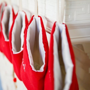 Bas de Noël décoratifs pour les fêtes, décoration de Noël pour chien, chaussettes personnalisées, Noël de la ferme, maison rouge image 6