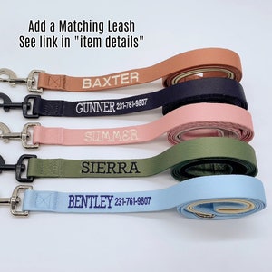 K&ouml;nnte beinhalten: F&uuml;nf personalisierte Hunde-Leinen in verschiedenen Farben, darunter Braun, Schwarz, Rosa, Gr&uuml;n und Blau. Jede Leine hat einen Metallclip und ist mit dem Namen des Hundes und der Telefonnummer bestickt.
