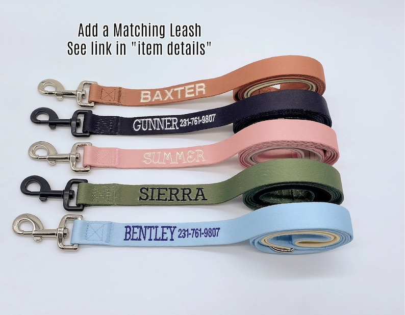 K&ouml;nnte beinhalten: F&uuml;nf personalisierte Hunde-Leinen in verschiedenen Farben, darunter Braun, Schwarz, Rosa, Gr&uuml;n und Blau. Jede Leine hat einen Metallclip und ist mit dem Namen des Hundes und der Telefonnummer bestickt.