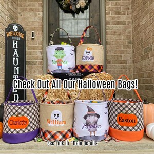 K&ouml;nnte beinhalten: Sechs Halloween-Trick-or-Treat-Taschen mit personalisierten Namen. Die Taschen sind aus Stoff und haben verschiedene Designs, darunter ein Geist, eine Hexe, ein K&uuml;rbis und ein Monster. Die Taschen liegen auf einem Heuhaufen vor einer Backsteinmauer.