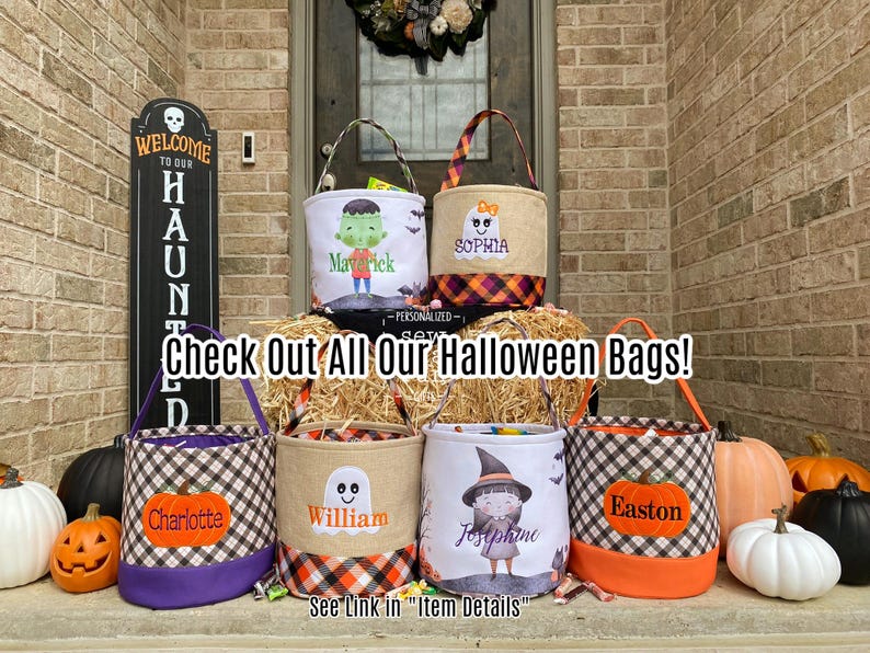 K&ouml;nnte beinhalten: Sechs Halloween-Trick-or-Treat-Taschen mit personalisierten Namen. Die Taschen sind aus Stoff und haben verschiedene Designs, darunter ein Geist, eine Hexe, ein K&uuml;rbis und ein Monster. Die Taschen liegen auf einem Heuhaufen vor einer Backsteinmauer.