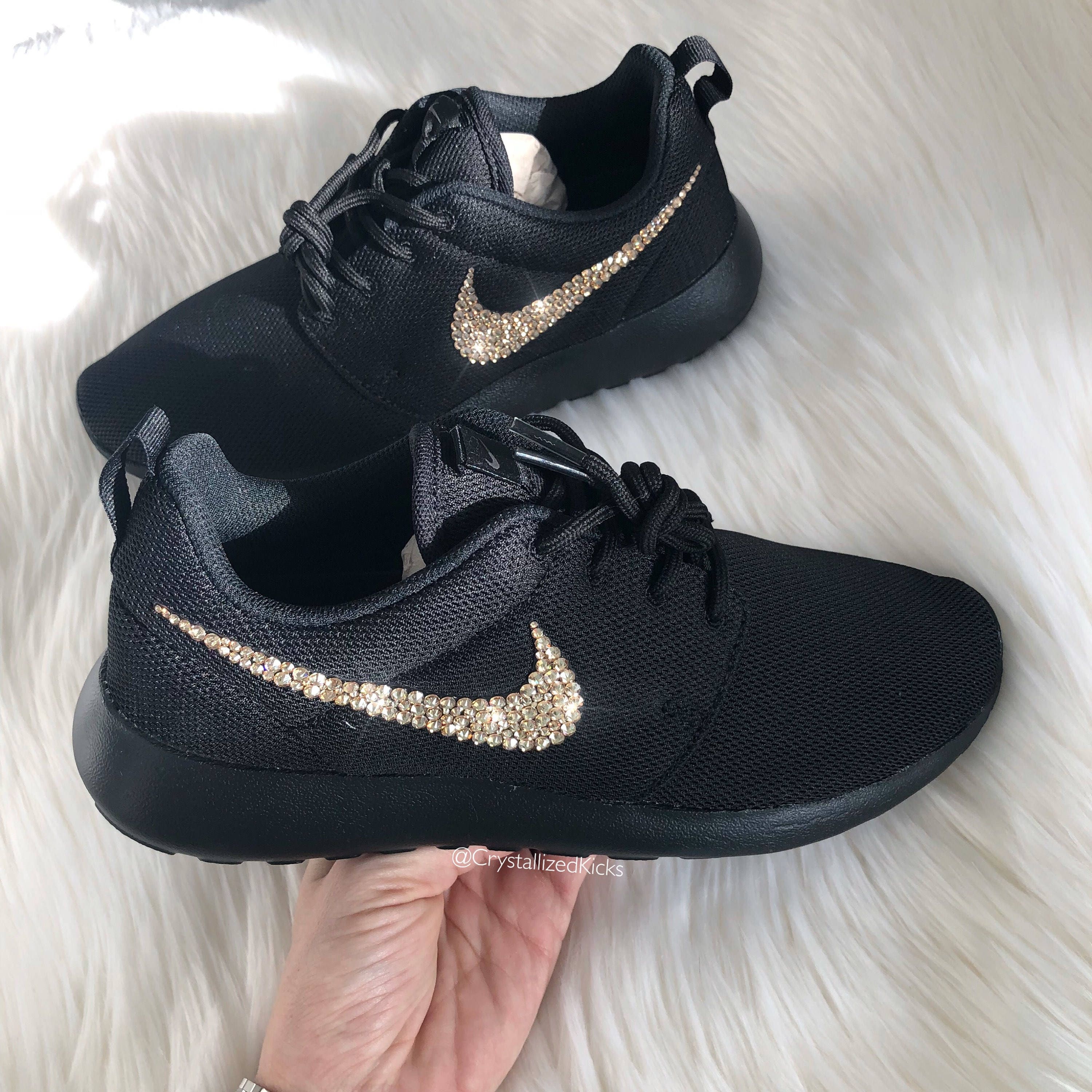 nike roshe run black on black