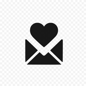 Può includere: Grafica in bianco e nero di una busta con un cuore sopra. La busta è aperta, con il cuore centrato sopra l'apertura. Lo sfondo è trasparente.