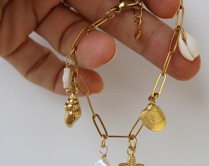 Multi charm bracelet. Paper clip bracelet with stainless steel charms and pearl. Gold, silver.