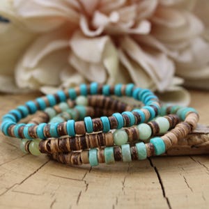 Pärlarmband för män. Kokosnötsheishi och turkos, jade och amazonit. Armband i surfarstil.