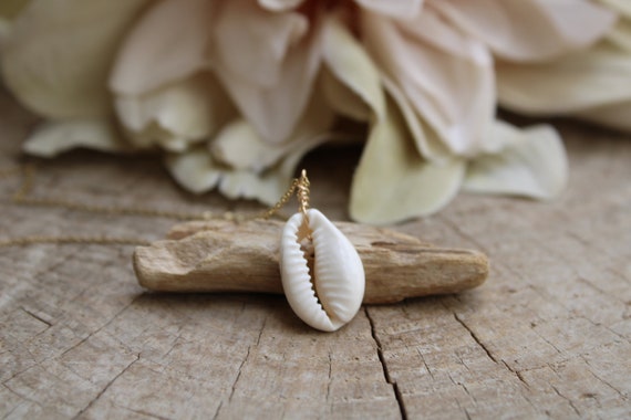 White cowrie shell necklace. White shell necklace. Beach necklace. Waterproof. Gold/silver/rose gold chain cowrie necklace.