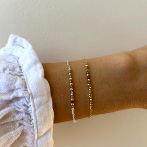 Bracciale in giada verde. Delicato bracciale in giada nefrite con perline. Piccolo bracciale con pietre preziose. Catena in oro laminato, argento sterling, oro rosa laminato.
